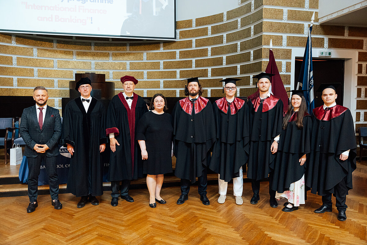 Maģistra studiju programmas "Starptautiskās finanses un banku darbība" absolventi Maģistra studiju dubultdiploma programmas "Starptautiskās finanses un banku darbība" absolventi. Kopbilde.