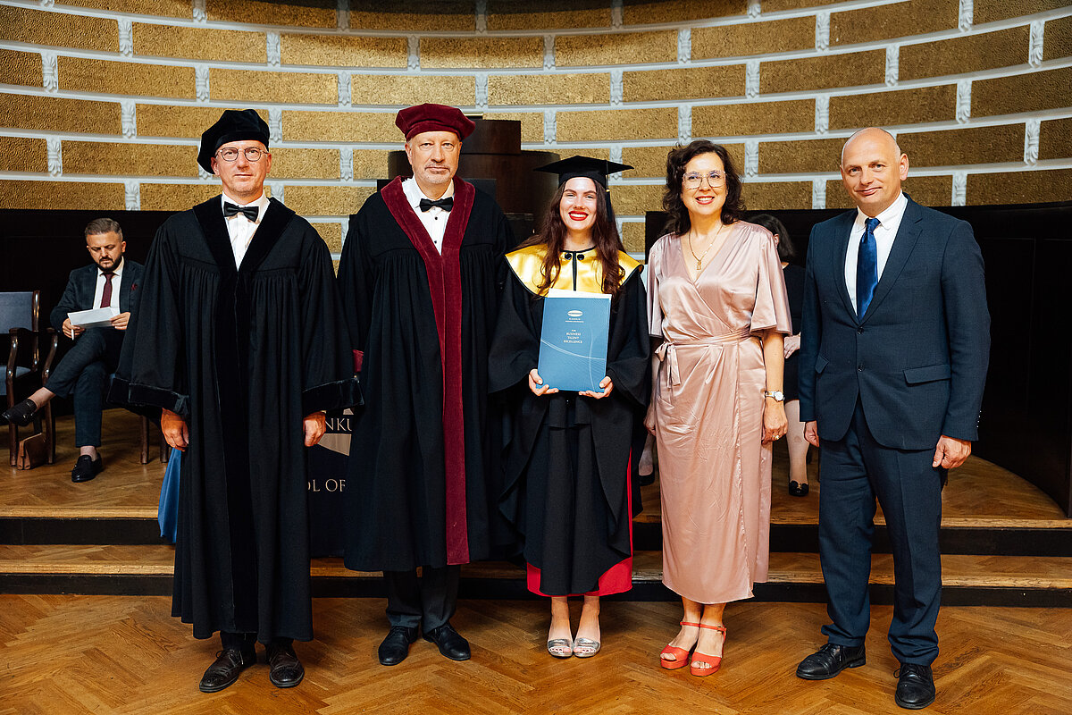 Bakalaura studiju programmas "Finanšu pārvaldības informācijas sistēmas" absolventi Bakalaura studiju programmas "Finanšu pārvaldības informācijas sistēmas" absolventi. Kopbilde.